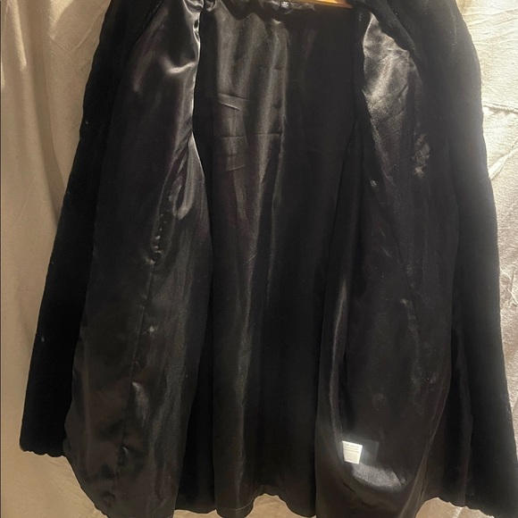 Elegant Black Faux Fur Coat - Picture 4 of 4